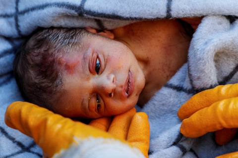 Những hình ảnh rơi nước mắt trong động đất ở Thổ Nhĩ Kỳ và Syria - Ảnh 5. Những hình ảnh rơi nước mắt trong động đất ở Thổ Nhĩ Kỳ và Syria - Ảnh 5.