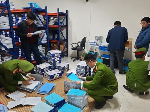 Khám xét một trung tâm đăng kiểm tại Hải Dương - Ảnh 2. Khám xét một trung tâm đăng kiểm tại Hải Dương - Ảnh 2.