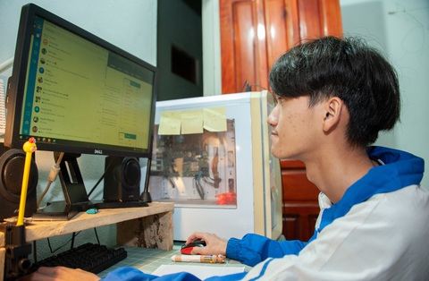 Giấc mơ tin học từ máy tính 've chai' - Ảnh 1. Luân bên chiếc máy tính "ve chai" của mình. Đây là khởi đầu cho ước mơ trở thành một kỹ sư tin học, lập trình viên giỏi của Luân - Ảnh: T.T.