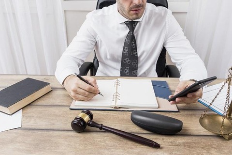 Chuyên viên pháp chế có vai trò gì? Mô tả công việc chi tiết - Phần 1/2 - Ảnh 1. Chuyên viên pháp lý là người chịu trách nhiệm xử lý các vấn đề có liên quan đến pháp luật của công ty theo đúng quy định - Ảnh: Internet