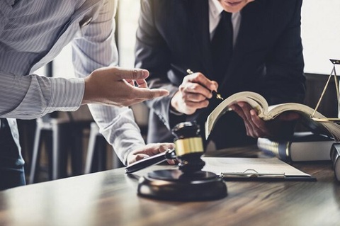Chuyên viên pháp chế có vai trò gì? Mô tả công việc chi tiết - Phần 1/2 - Ảnh 2. Chuyên viên pháp chế cần tiến hành xây dựng, kiểm tra cũng như quản lý hệ thống các chính sách của đơn vị - Ảnh: Internet