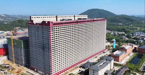 Trung Quốc: Trang trại khổng lồ nuôi heo cao 26 tầng - Ảnh 1. Tòa nhà cao 26 tầng khổng lồ để nuôi heo - Ảnh: HEAD TOPICS