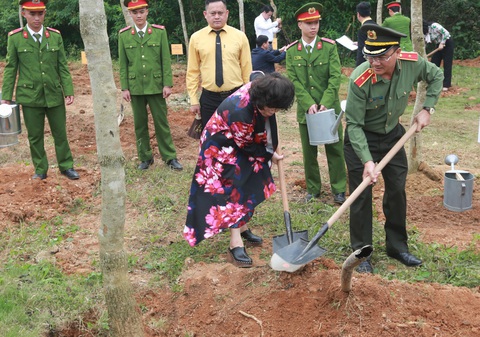 Anh hùng Lao động Thái Hương, Trưởng Ban quản lý đền Chung Sơn tham gia trồng cây tại núi Chung Anh hùng Lao động Thái Hương, Trưởng Ban quản lý đền Chung Sơn tham gia trồng cây tại núi Chung