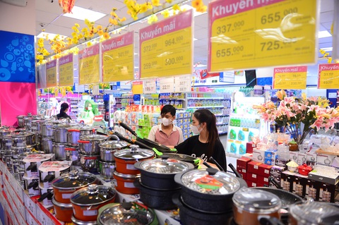 Valentine 'đốn tim' phái đẹp bằng 'tiệc ngon yêu thương' - Ảnh 3. Bếp gas, nồi hợp kim... cũng được giảm giá sâu phục vụ các bữa tiệc gia đình - Ảnh: Q.Đ.