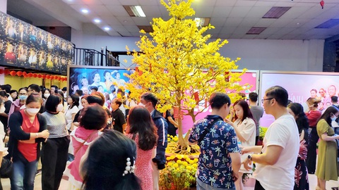 Hết Tết, sân khấu vẫn tăng suất diễn! - Ảnh 1. Không khí đông vui ở sân khấu Thế Giới Trẻ vẫn kéo dài khi mùa kịch Tết đã qua. Trong ảnh: khán giả chờ vào xem kịch ở sân khấu Thế Giới Trẻ - Ảnh: LINH ĐOAN