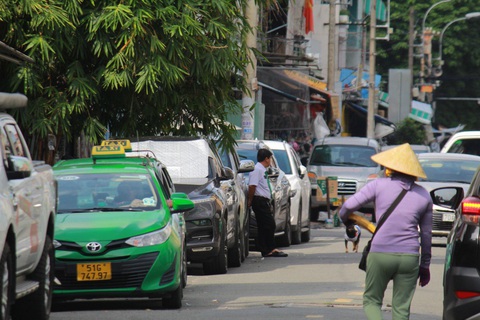 Thu phí vỉa hè: chuyện nên làm - Ảnh 1. TP.HCM xây dựng đề án thu phí sử dụng tạm thời một phần lòng đường, hè phố - Ảnh: Hiện nay, nhiều lòng đường, vỉa hè ở TP.HCM bị chiếm dụng buôn bán, đậu xe - Ảnh: HOÀNG NAM