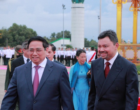Thái tử Brunei đón Thủ tướng Phạm Minh Chính và phu nhân tại sân bay - Ảnh 8. Thái tử Brunei đón Thủ tướng Phạm Minh Chính và phu nhân tại sân bay - Ảnh 8.