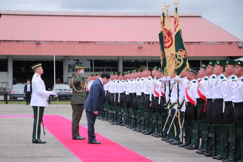 Thái tử Brunei đón Thủ tướng Phạm Minh Chính và phu nhân tại sân bay - Ảnh 5. Thái tử Brunei đón Thủ tướng Phạm Minh Chính và phu nhân tại sân bay - Ảnh 5.