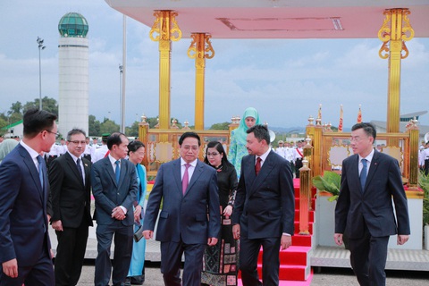 Thái tử Brunei đón Thủ tướng Phạm Minh Chính và phu nhân tại sân bay - Ảnh 7. Thái tử Brunei đón Thủ tướng Phạm Minh Chính và phu nhân tại sân bay - Ảnh 7.