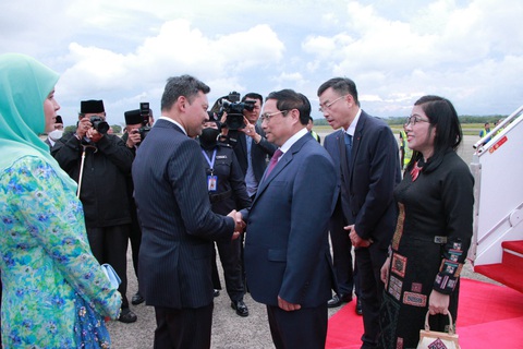 Thái tử Brunei đón Thủ tướng Phạm Minh Chính và phu nhân tại sân bay - Ảnh 2. Thái tử Brunei đón Thủ tướng Phạm Minh Chính và phu nhân tại sân bay - Ảnh 2.