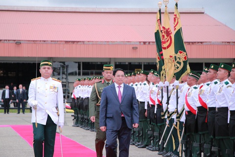 Thái tử Brunei đón Thủ tướng Phạm Minh Chính và phu nhân tại sân bay - Ảnh 6. Thái tử Brunei đón Thủ tướng Phạm Minh Chính và phu nhân tại sân bay - Ảnh 6.