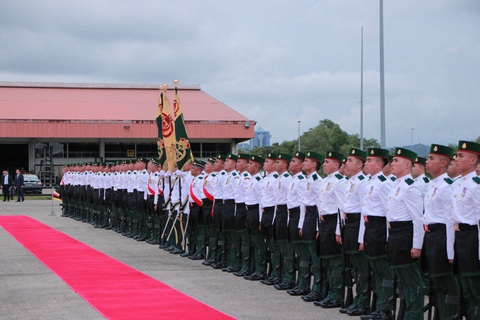 Thái tử Brunei đón Thủ tướng Phạm Minh Chính và phu nhân tại sân bay - Ảnh 4. Thái tử Brunei đón Thủ tướng Phạm Minh Chính và phu nhân tại sân bay - Ảnh 4.