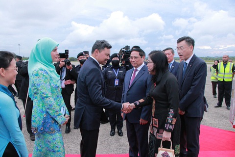 Thái tử Brunei đón Thủ tướng Phạm Minh Chính và phu nhân tại sân bay - Ảnh 3. Thái tử Brunei đón Thủ tướng Phạm Minh Chính và phu nhân tại sân bay - Ảnh 3.