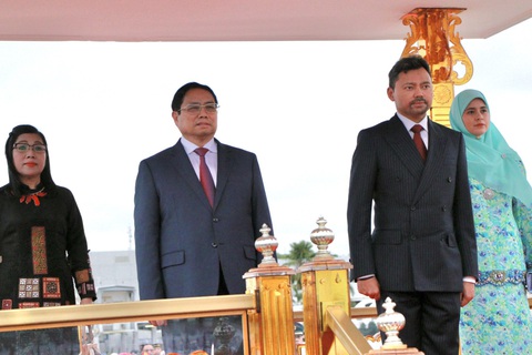 Thái tử Brunei đón Thủ tướng Phạm Minh Chính và phu nhân tại sân bay - Ảnh 1. Thái tử Brunei đón Thủ tướng Phạm Minh Chính và phu nhân tại sân bay - Ảnh 1.