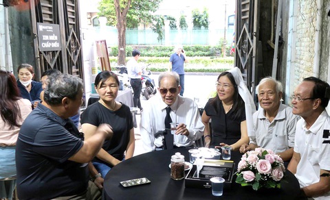 Lịch sử sẽ không quên tên Bùi Văn Tùng - Ảnh 4. Ông Tư Cang (người đeo cà vạt) - Anh hùng LLVT Nguyễn Văn Tàu - ôn lại kỷ niệm hào hùng về ông Bùi Văn Tùng trong tang lễ ông - Ảnh: T.T.D.