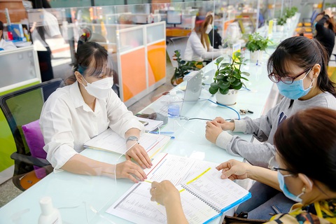 Đại học nhộn nhịp xét tuyển sớm - Ảnh 1. Thí sinh nộp hồ sơ đăng ký xét tuyển học bạ tại Trường ĐH Công nghệ TP.HCM - Ảnh: PHƯƠNG NGUYỄN