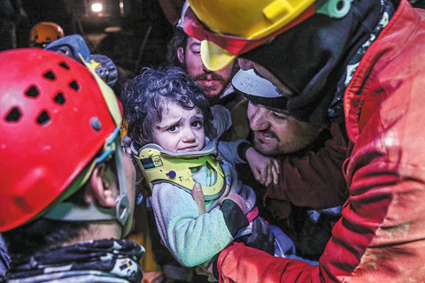 Những hình ảnh rơi nước mắt trong động đất ở Thổ Nhĩ Kỳ và Syria - Ảnh 4. Những hình ảnh rơi nước mắt trong động đất ở Thổ Nhĩ Kỳ và Syria - Ảnh 4.