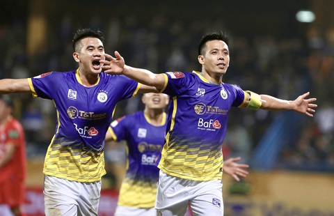 CLB Hà Nội - Công An Hà Nội 2-0: Bản lĩnh lên tiếng - Ảnh 1. Văn Quyết (phải) ăn mừng bàn thắng vào lưới CAHN - Ảnh: HỮU TẤN