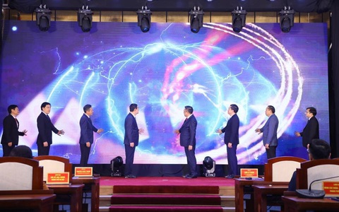 Lãnh đạo Thành phố Hà Nội và các đại biểu thực hiện nghi thức khai trương các hệ thống thông tin, ứng dụng dùng chung Thành phố Lãnh đạo Thành phố Hà Nội và các đại biểu thực hiện nghi thức khai trương các hệ thống thông tin, ứng dụng dùng chung Thành phố