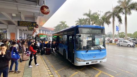 Khuyến cáo khách bay nối chuyến dùng xe buýt miễn phí giữa hai nhà ga sân bay Nội Bài - Ảnh 1. Khuyến cáo khách bay nối chuyến dùng xe buýt miễn phí giữa hai nhà ga sân bay Nội Bài - Ảnh 1.