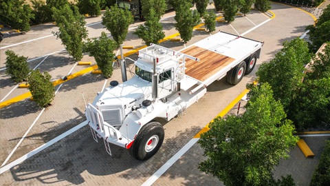 Xe tải khổng lồ của tỉ phú Trung Đông: Khỏe đến mức có thể kéo máy bay trên sa mạc dễ dàng - Ảnh 4. Xe tải khổng lồ của tỉ phú Trung Đông: Khỏe đến mức có thể kéo máy bay trên sa mạc dễ dàng - Ảnh 4.