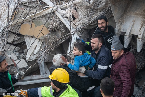 Những hình ảnh rơi nước mắt trong động đất ở Thổ Nhĩ Kỳ và Syria - Ảnh 3. Những hình ảnh rơi nước mắt trong động đất ở Thổ Nhĩ Kỳ và Syria - Ảnh 3.