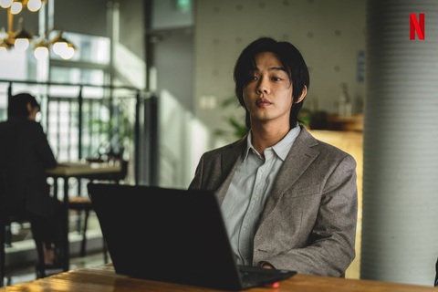 Yoo Ah In và những bộ phim có thể lâm vào cảnh tai bay vạ gió - Ảnh 3. Yoo Ah In và những bộ phim có thể lâm vào cảnh tai bay vạ gió - Ảnh 3.