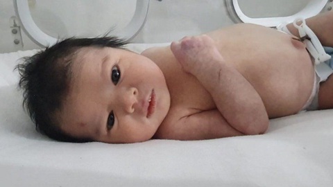 Hàng ngàn người muốn nhận nuôi bé sơ sinh sống sót sau động đất - Ảnh 1. Hàng ngàn người muốn nhận nuôi bé sơ sinh sống sót sau động đất - Ảnh 1.