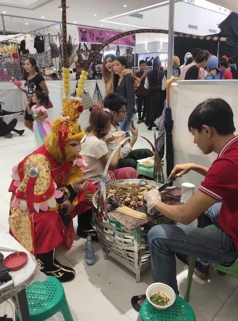 Ảnh vui 11-2: Nhìn ngon đó, cho lão Tôn một miếng đi! - Ảnh 1. Ảnh vui 11-2: Nhìn ngon đó, cho lão Tôn một miếng đi! - Ảnh 1.