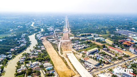 Dự án cao tốc lo thiếu cát - Ảnh 1. Cao tốc Mỹ Thuận - Cần Thơ đang được gấp rút triển khai, theo kế hoạch dự kiến hoàn thành trong năm 2023 - Ảnh: CHÍ QUỐC