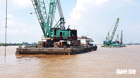 Dự án cao tốc lo thiếu cát - Ảnh 3. An Giang đã mở mỏ cát trên sông Tiền, huyện Chợ Mới để phục vụ cho tuyến tránh TP Long Xuyên nối quốc lộ 91 - Ảnh: BỬU ĐẤU