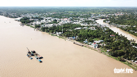 Dự án cao tốc lo thiếu cát - Ảnh 7. Khai thác cát trên sông Hậu đoạn phía tỉnh Vĩnh Long - Ảnh: CHÍ QUỐC