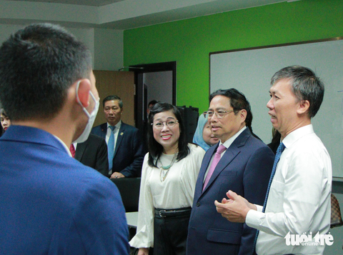 Thủ tướng nghe sinh viên Brunei nói tiếng Việt, ngẫu hứng chơi nhạc cụ địa phương - Ảnh 1. Thủ tướng nghe sinh viên Brunei nói tiếng Việt, ngẫu hứng chơi nhạc cụ địa phương - Ảnh 1.