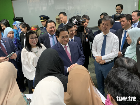 Thủ tướng nghe sinh viên Brunei nói tiếng Việt, ngẫu hứng chơi nhạc cụ địa phương - Ảnh 3. Thủ tướng nghe sinh viên Brunei nói tiếng Việt, ngẫu hứng chơi nhạc cụ địa phương - Ảnh 3.