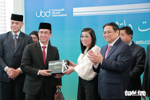 Thủ tướng nghe sinh viên Brunei nói tiếng Việt, ngẫu hứng chơi nhạc cụ địa phương - Ảnh 6. Thủ tướng nghe sinh viên Brunei nói tiếng Việt, ngẫu hứng chơi nhạc cụ địa phương - Ảnh 6.