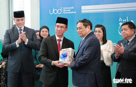 Thủ tướng nghe sinh viên Brunei nói tiếng Việt, ngẫu hứng chơi nhạc cụ địa phương - Ảnh 7. Thủ tướng nghe sinh viên Brunei nói tiếng Việt, ngẫu hứng chơi nhạc cụ địa phương - Ảnh 7.