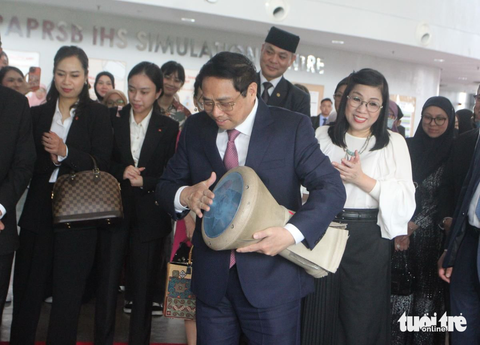 Thủ tướng nghe sinh viên Brunei nói tiếng Việt, ngẫu hứng chơi nhạc cụ địa phương - Ảnh 9. Thủ tướng nghe sinh viên Brunei nói tiếng Việt, ngẫu hứng chơi nhạc cụ địa phương - Ảnh 9.