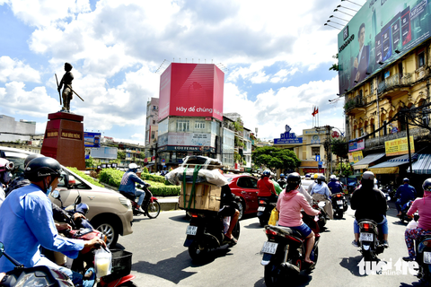 Đường phố Sài Gòn - Những ký ức thân thương - Kỳ 9: Tổng Đốc Phương, đường xưa còn dấu - Ảnh 4. Bùng binh Phan Đình Phùng ở đầu đường Châu Văn Liêm giờ luôn đông đúc người xe Ảnh TRẦN TIẾN DŨNG