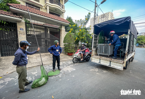 Thấy đội bắt chó thả rông, chủ ôm chó ‘tháo chạy’ - Ảnh 4. Thấy đội bắt chó thả rông, chủ ôm chó ‘tháo chạy’ - Ảnh 4.