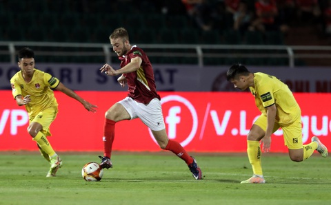 V-League khắc nghiệt với ngoại binh - Ảnh 1. Bruce Alexander (giữa) chia tay CLB TP.HCM sau trận đấu với Hải Phòng - Ảnh: N.K.