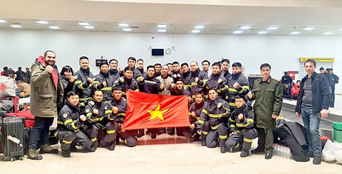 100 chiến sĩ Việt Nam xông pha giúp Thổ Nhĩ Kỳ - Ảnh 1. Đoàn cứu hộ Bộ Công an Việt Nam đến Thổ Nhĩ Kỳ ngày 10-2, bày tỏ quyết tâm hỗ trợ nước bạn - Ảnh: Thành viên đoàn cung cấp