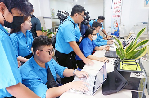 Chuyển đổi số các hoạt động của Đoàn - Ảnh 1. Các bạn trẻ đăng ký ý tưởng sáng tạo tại ngày hội chuyển đổi số do Thành Đoàn TP.HCM tổ chức Ảnh: - K.ANH