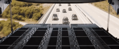Xe của Vin Diesel lao từ máy bay xuống, đè nát xe kẻ thù - Ảnh 5. Xe của Vin Diesel lao từ máy bay xuống, đè nát xe kẻ thù - Ảnh 5.