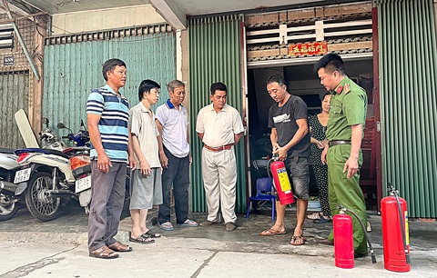 Siết phòng cháy chữa cháy: Nhiều doanh nghiệp than khó - Ảnh 1. Cảnh sát kiểm tra phòng cháy chữa cháy tại một cơ sở sản xuất, kinh doanh - Ảnh: CHÍ HẠNH
