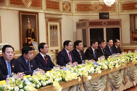 Quốc vương Brunei đích thân lái xe điện chở Thủ tướng Phạm Minh Chính - Ảnh 3. Quốc vương Brunei đích thân lái xe điện chở Thủ tướng Phạm Minh Chính - Ảnh 3.