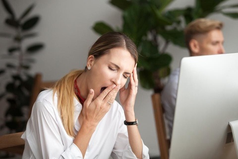 Thiếu ngủ khiến phụ nữ khó tập trung - Ảnh 1. Ưu tiên cho giấc ngủ rất quan trọng với những phụ nữ muốn duy trì ý định thăng tiến trong công việc - Ảnh: Forbes