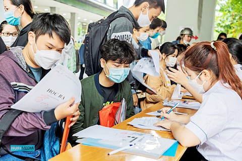 Xét tuyển đại học 2023: Điểm học bạ 'lên hương' - Ảnh 1. Thí sinh trúng tuyển phương thức xét học bạ làm thủ thủ tục nhập học vào Trường ĐH Công nghiệp thực phẩm năm 2020 - Ảnh: N.V.