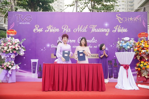 Scharm: Từ số 0 đến sứ mệnh đồng hành cùng vẻ đẹp Việt - Ảnh 2. Bà Nguyễn Thị Thọ, chủ tịch kiêm tổng giám đốc TVG (bên trái ảnh) ký hợp đồng với đại lý ở Hà Giang tại lễ ra mắt dòng mỹ phẩm Scharm sáng 12-2