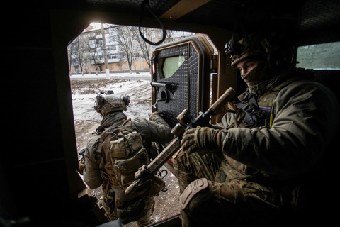 Ukraine: Nga tiếp tục pháo kích, đẩy mạnh về phía đông - Ảnh 1. Ukraine: Nga tiếp tục pháo kích, đẩy mạnh về phía đông - Ảnh 1.