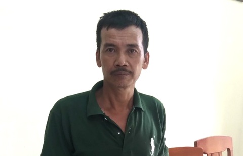 Nghi phạm giết con nợ ra đầu thú sau hơn ba ngày lẩn trốn - Ảnh 1. Nguyễn Văn Thân ra đầu thú tại Công an phường Hòa Hiệp Nam (thị xã Đông Hòa, tỉnh Phú Yên) - Ảnh: KHẮC TRẦN
